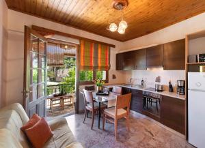 a kitchen and dining room with a table and chairs at Olga in Nikiana