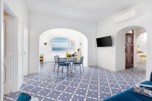 una sala de estar con una mesa y sillas en Casa Lou Positano, en Positano 55 fotos más