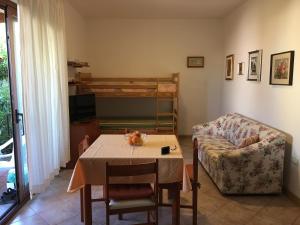 sala de estar con mesa y sofá en Borgo Saraceno Mirto 5, en San Pasquale