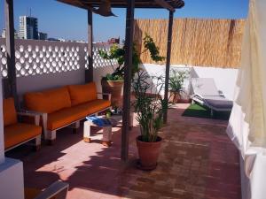 un patio esterno con mobili arancioni e piante in vaso di Riad Louane a Rabat