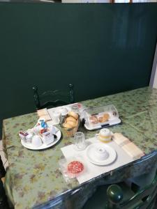 una mesa con platos de comida encima en Ostello SanMartino, en San Martino di Castrozza
