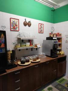 une cuisine avec deux assiettes de nourriture sur un comptoir dans l'établissement Ostello SanMartino, à San Martino di Castrozza