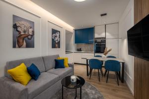 - un salon avec un canapé et une table dans l'établissement Bella Vita Apartments, à Rijeka