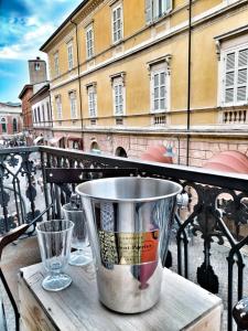 un secchio seduto su un tavolo sul balcone di Residenza Santi Muratori a Ravenna