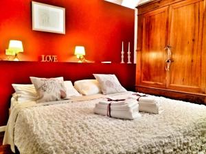 1 dormitorio con 1 cama grande y paredes rojas en Residenza Santi Muratori en Ravenna