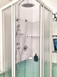 y baño con ducha de azulejos azules. en Residenza Santi Muratori en Rávena