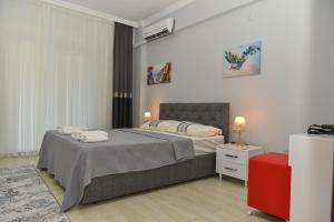 a bedroom with a bed with two towels on it at VİLLA ALP'S TRİPLEX LAGOON HAVUZ OLANAĞI SUNAN in Belek