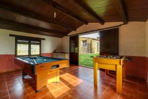 een kamer met een pooltafel en een bureau bij Casa Rural Manantío Blanco in Valverde del Fresno