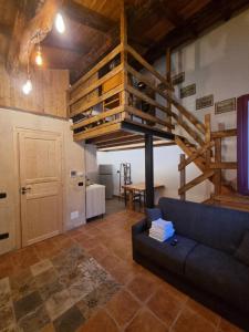 sala de estar con sofá y loft en Agriturismo La Cascina dei Chicchi en Bagnone