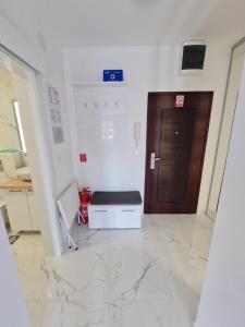 a room with a door and a marble floor at Apartmani MODUS - self service check-in in Virovitica