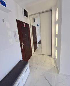 Zimmer mit einem Flur mit Tür und Marmorboden in der Unterkunft Apartmani MODUS - self service check-in in Virovitica