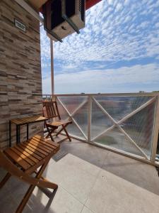 einen Balkon mit 2 Stühlen und Meerblick in der Unterkunft Apartmani MODUS - self service check-in in Virovitica