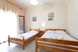 Un pat sau paturi într-o cameră la Lotos Apartments