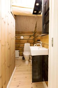 y baño con lavabo y aseo. en Lake View Apartment 4 bedrooms and 2 bathrooms, en Sykkylven