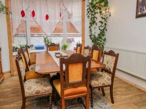 comedor con mesa y sillas en Victorian House en Scarborough