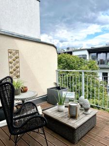 Kreuzberger Szene Penthouse في برلين: فناء على طاولة وكراسي على شرفة