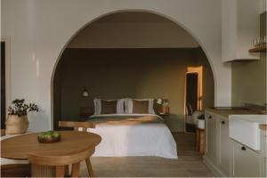 Un pat sau paturi într-o cameră la BATU Luxury Apartments