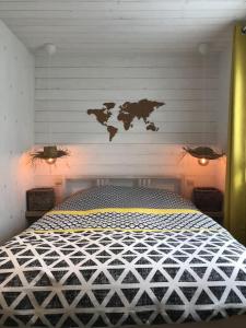 Studio Au jardin fleuri في فيرفيرس: غرفة نوم مع سرير مع خريطة على الحائط