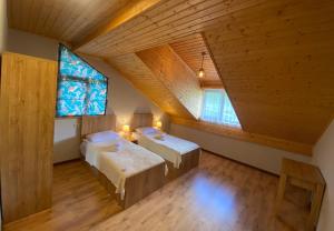 Llit o llits en una habitació de Lanchvali Inn