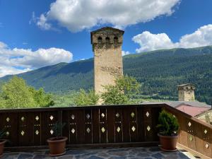 Vista generica sulle montagne o vista sulle montagne dall'interno dell'hotel