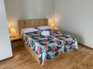 En eller flere senge i et værelse på Lanchvali Inn