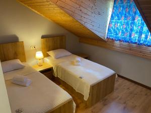 Letto o letti in una camera di Lanchvali Inn