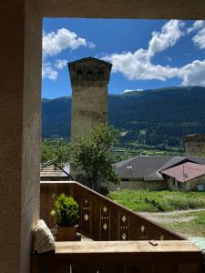 vista dal balcone di un edificio con torre di Lanchvali Inn a Mestia