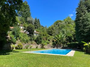 basen w ogrodzie domu w obiekcie Casa rural em condomínio privado com piscina - Gerês w mieście Salamonde