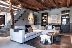 uma sala de estar com um sofá e uma escada em MAISON de la Bonne Vie em Thérondels