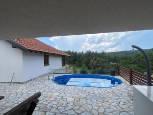 einen Pool in der Mitte einer Terrasse in der Unterkunft Divna Vila in Vrnjačka Banja