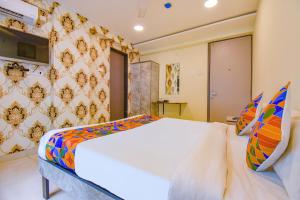 Postel nebo postele na pokoji v ubytování FabHotel Gargi Inn - Near Balewadi Stadium