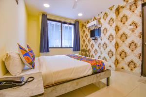 TV a/nebo společenská místnost v ubytování FabHotel Gargi Inn - Near Balewadi Stadium