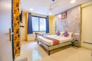 Postel nebo postele na pokoji v ubytování FabHotel Gargi Inn - Near Balewadi Stadium
