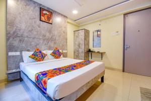 Postel nebo postele na pokoji v ubytování FabHotel Gargi Inn - Near Balewadi Stadium