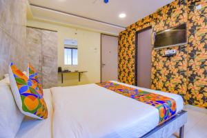 Postel nebo postele na pokoji v ubytování FabHotel Gargi Inn - Near Balewadi Stadium