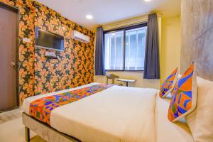 Postel nebo postele na pokoji v ubytování FabHotel Gargi Inn - Near Balewadi Stadium