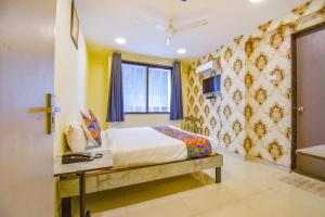 Postel nebo postele na pokoji v ubytování FabHotel Gargi Inn - Near Balewadi Stadium
