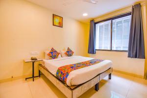 Postel nebo postele na pokoji v ubytování FabHotel Gargi Inn - Near Balewadi Stadium