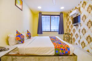 Postel nebo postele na pokoji v ubytování FabHotel Gargi Inn - Near Balewadi Stadium