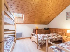 Appartement Saint-Chaffrey , 4 pièces, 6 personnes - FR-1-330E-17にある二段ベッド