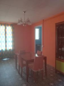 a dining room with a wooden table and chairs at Pis Cèntric in Manresa