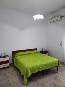 ポルト・チェザーレオにあるVilla Francescaのベッドルーム1室(緑色のベッドカバー付)