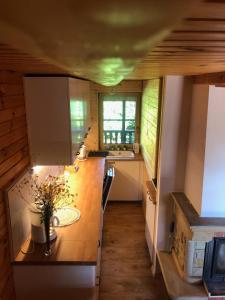 an overhead view of a kitchen in a tiny house at Urocza chata z sauną w bieszczadzkim Parku Krajobrazowym in Bukowiec