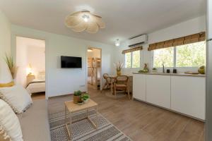a living room with a kitchen and a living room at Apartamento de dos dormitorios en casco histórico in Estepona