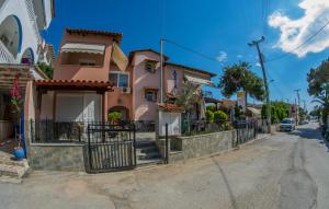 una fila de casas en una calle en Jolandas House, en Toroni