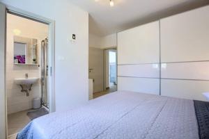 una camera bianca con letto e lavandino di Villa Emily a Medulin Altre 16 foto