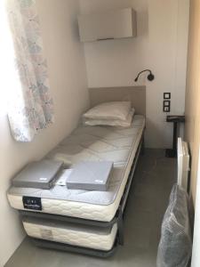 A bed or beds in a room at Camping le Castellas