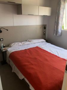 Posteľ alebo postele v izbe v ubytovaní Camping le Castellas