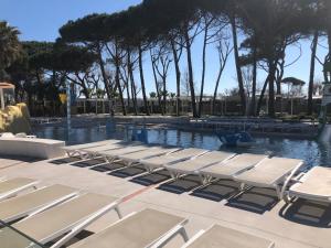 Bazén v ubytovaní Camping le Castellas alebo v jeho blízkosti