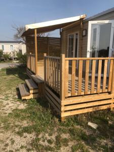 Budova, v ktorej sa kemping nachádza